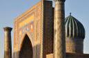 Samarkand - medresa Ser Dor zaliata slnkom