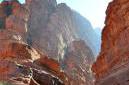 Wadi Rum - vysoké kamenné steny vedú do kaňona