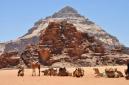 Wadi Rum - skala pripomína pyramídu