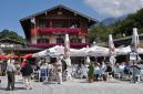 Konigssee - najlepšie sa sedí v krásnom počasí, pod šírym nebom