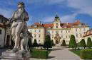 Valtice - vstup do zámku strážia sochy