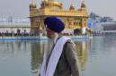 Amritsar - Sikhovia v turbanoch kráčajú okolo chrámu