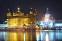 Amritsar - Zlatý chrám v noci krásne svieti