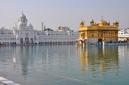 Amritsar - Zlatý chrám v posvätnom jazierku