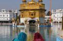 Amritsar - ženy si tu obliekajú krásne farebné odevy 
