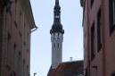 Tallinn - veža Radnice je viditeľná z uličiek mesta