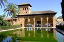 Alhambra - jeden z menších palácov, kde architekti využili fektný odraz na vodnej hladine