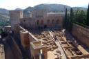 Alhambra - na niektorých miestach sa dá vyliezť aj na hradby 