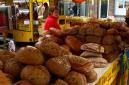 Haarlem - trehovisko na brehu rieky Grote Markt, ponúka aj čerstvý chlieb