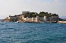 Kusadasi - malý ostrovček Guvercin Adasi na brehu mora