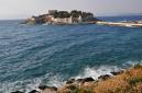 Kusadasi - malý ostrovček Guvercin Adasi na brehu mora