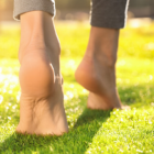 Chôdza naboso patrí k letu: Ortopéd radí, ako pri nej neuškodiť svojim chodidlám