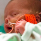 PAMPERS A OZ MALÍČEK OPÄŤ POMÁHAJÚ PREDČASNIATKAM Rodičia s bábätkami najviac komunikujú cez dotyk