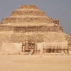 Sakkára. Pod stupňovitou pyramídou