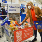 Tesco pomôže ľuďom v núdzi spolu so zákazníkmi, stihnú to ešte pred Vianocami